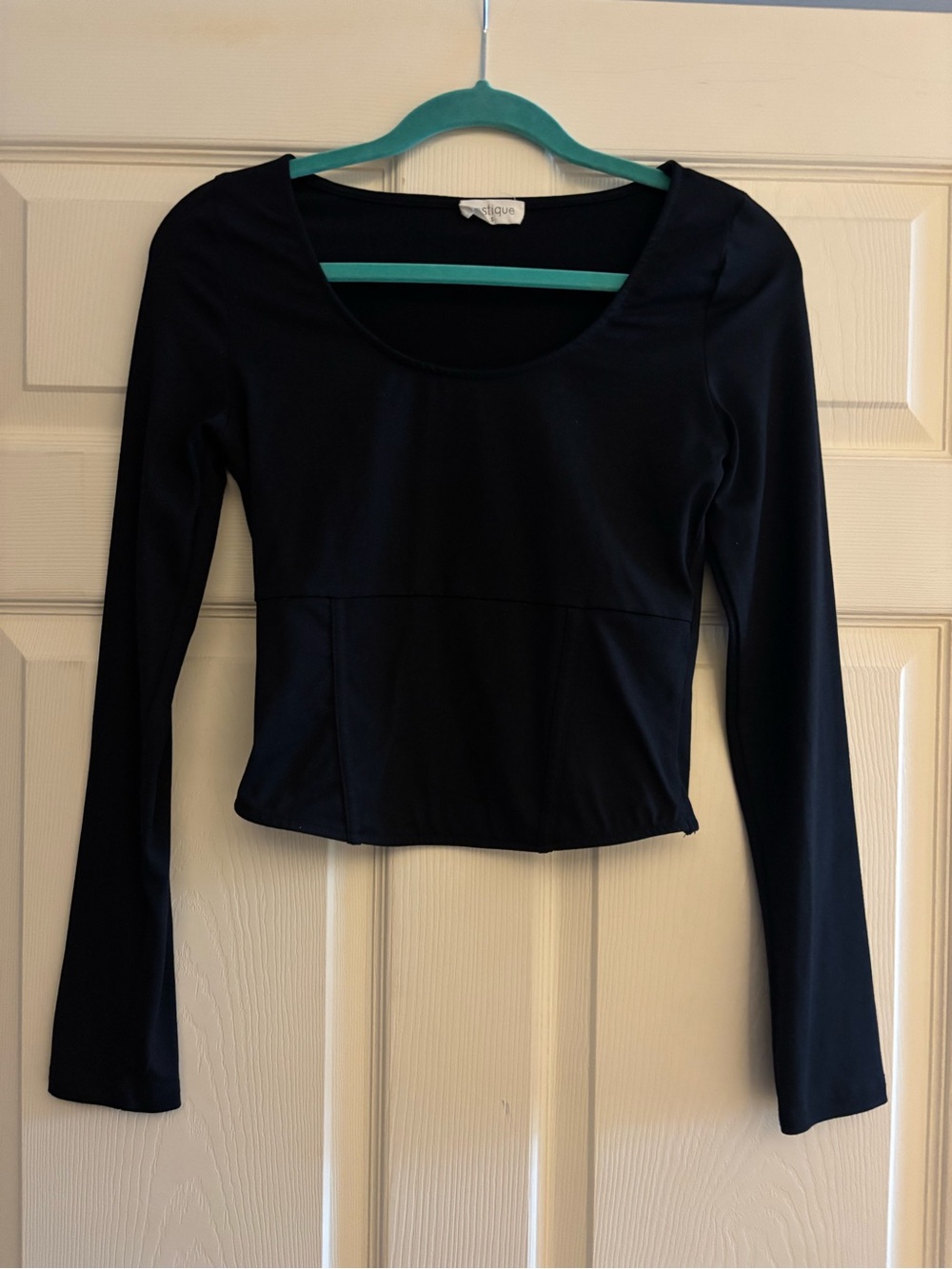 vestique Black Long-Sleeve Scoop Neck Crop Top